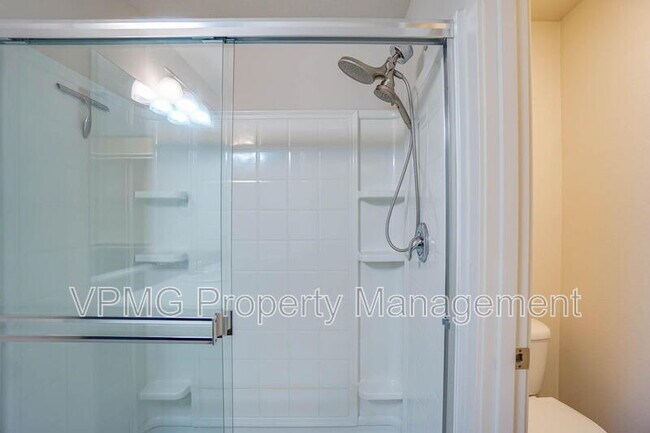 Building Photo - 2116 NE 115th Ct