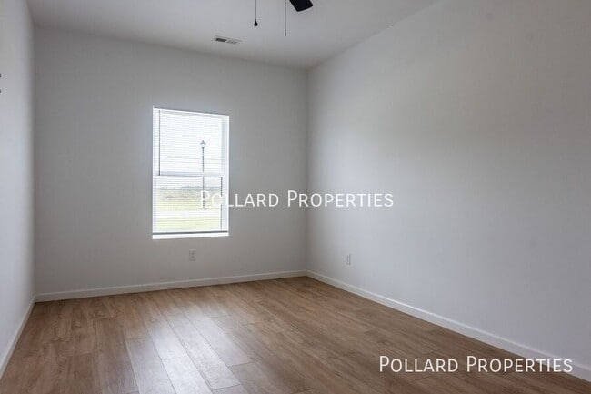 Building Photo - 822 Parkview Dr