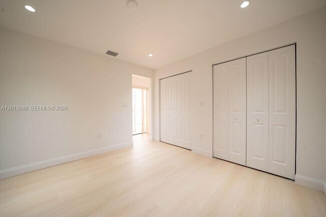 Building Photo - 1550 S Greenway Dr