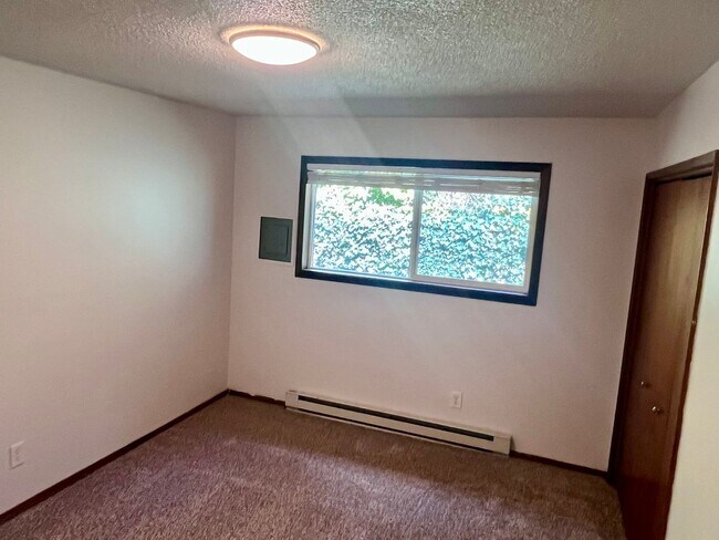 Building Photo - Single level 2 bed flat meets Midcentury COOL