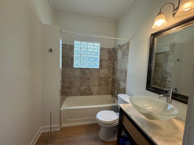 Building Photo - Downtown - Pensacola - 3 bedroom, 2 bathroom