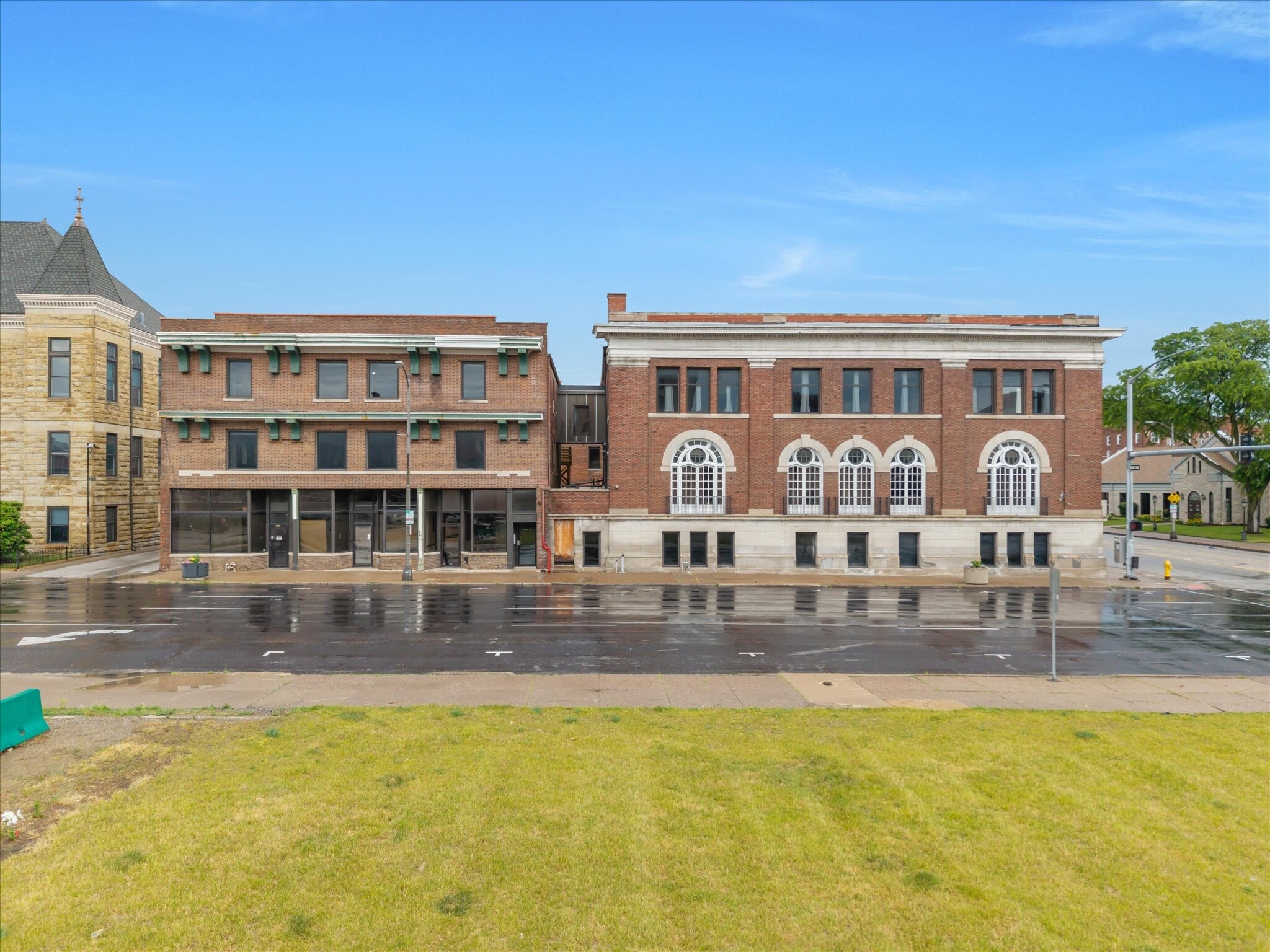 Building Photo - 400 N Main St