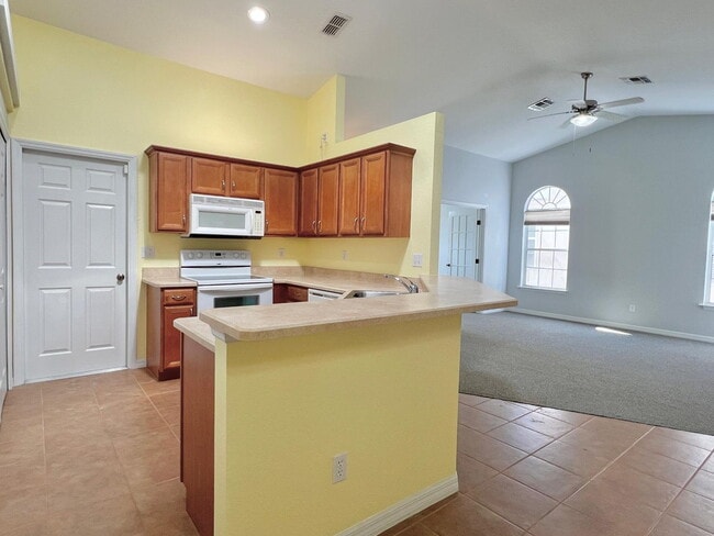 Building Photo - Beautiful 3 BD 2 BATH Home in Gated Community
