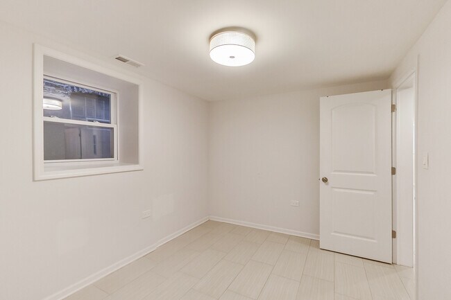 Building Photo - 1448 N Washtenaw Ave