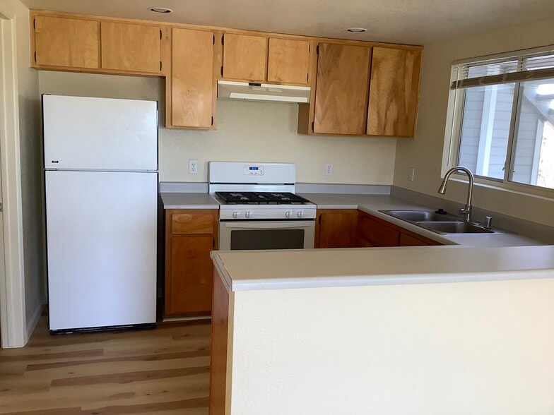 Building Photo - 604 N Bagby Dr