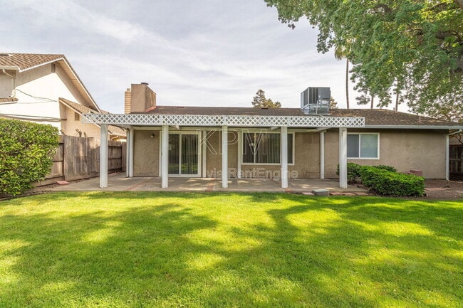 Building Photo - 9717 Treetop Dr