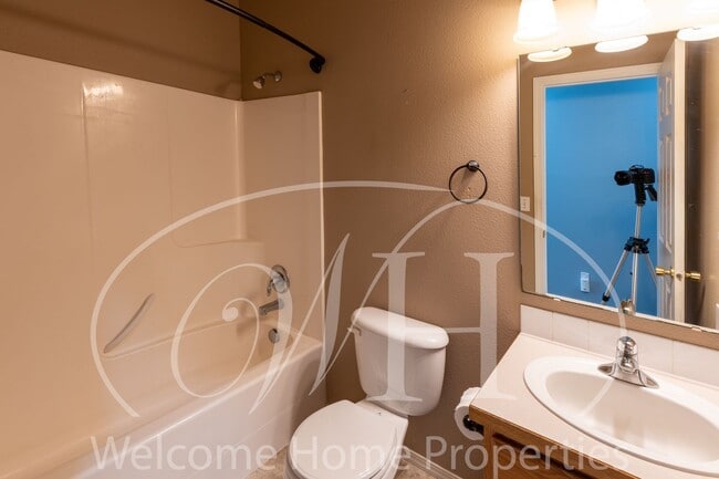 Building Photo - Beautiful 3 Bedroom Home With Fenced Backy...