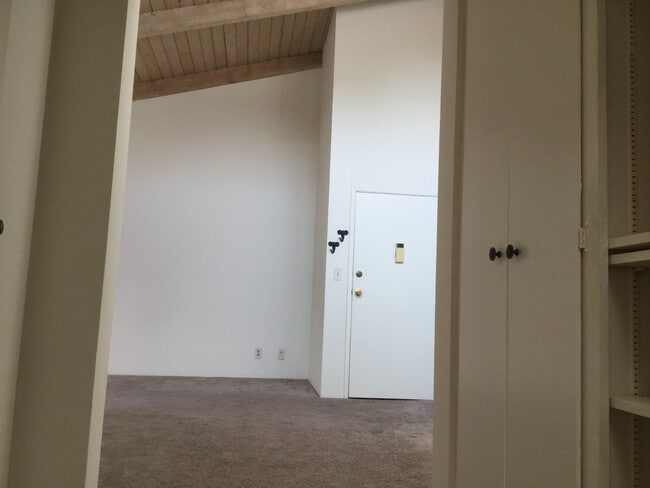 Building Photo - 2493 1/2 S Barrington Ave