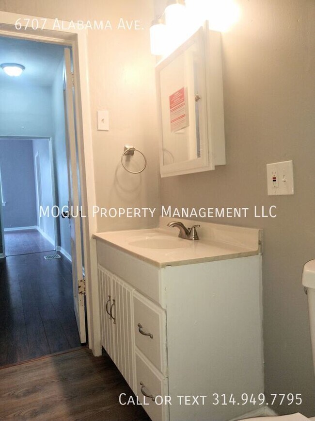 Building Photo - 3 Bed 1.5 Bath HOUSE!!! Huge fenced backya...