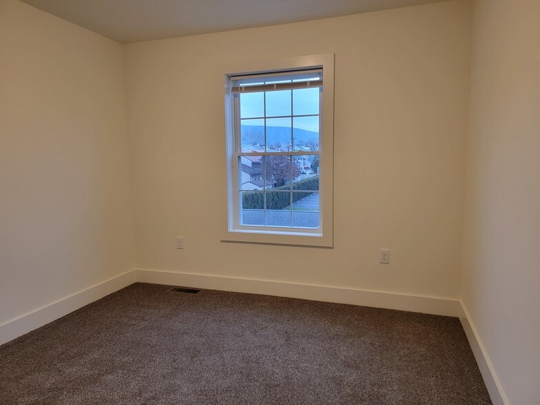 Building Photo - 14 Burk Ct