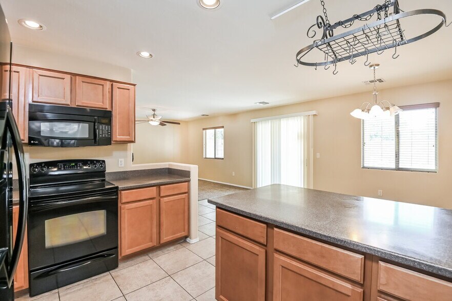 Building Photo - 816 W Calle Ormino