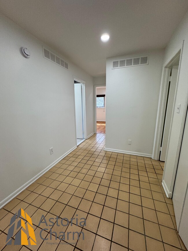 Building Photo - Spacious 5 Bedroom 3 Bath + Den Single Family Detached Home