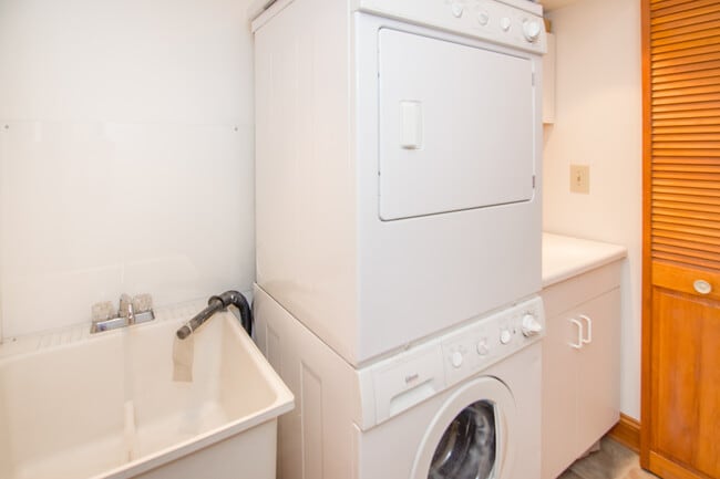Laundry Area with Full Size Washer and Dryer - 905 Fell St