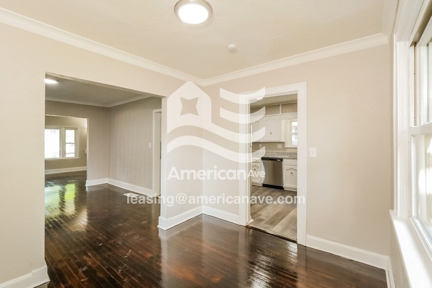 Building Photo - 1305 E 59th St