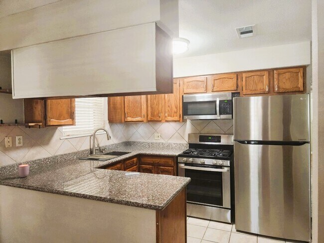 Building Photo - 3515 Castledale Dr
