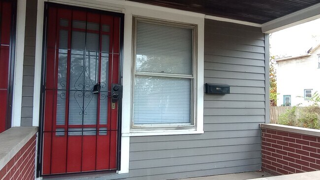 Building Photo - 1816 Woodlawn Ave