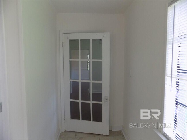 Building Photo - 228 Seminole Ave