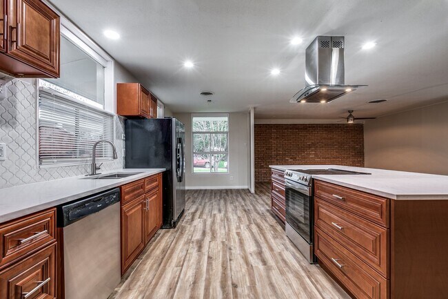 Building Photo - 511 E Hathaway Dr