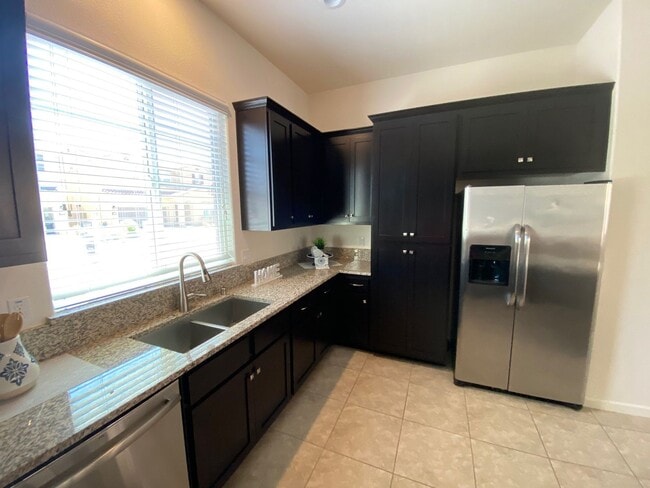 Building Photo - 3 Bedroom 3 Bathroom Home with Open Floor ...