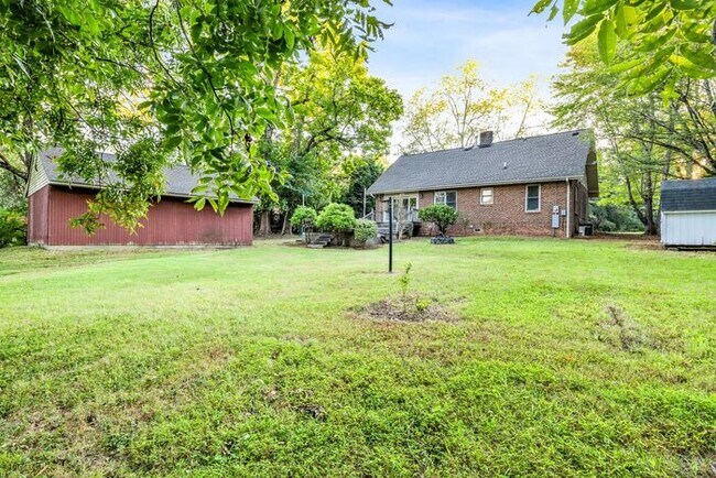 Building Photo - Large Brick Two Story Home, Hardwoods, Sep...
