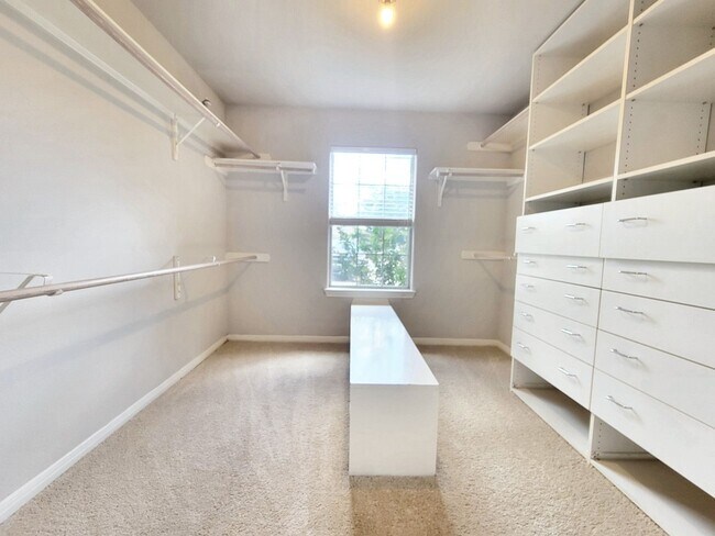 Building Photo - 3/BR, 2/BA Home with Spacious Layout & Lar...