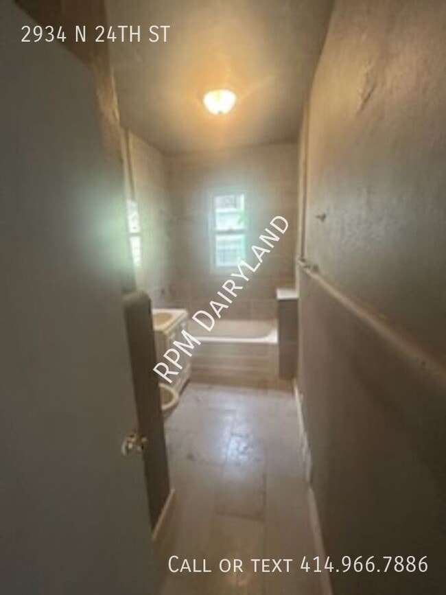 Building Photo - 2934 N 24th St