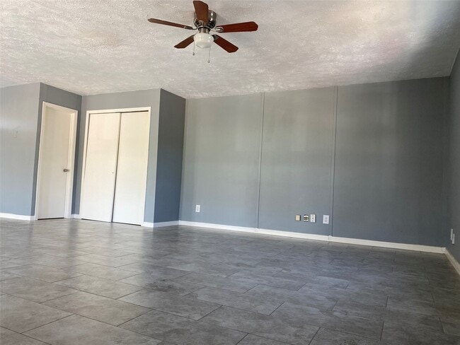 Building Photo - 8220 Glenview Dr