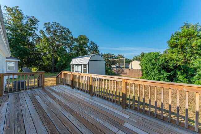 Building Photo - 264 Pinelog St