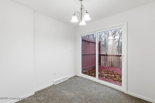 Building Photo - 1273 Chateau Dr