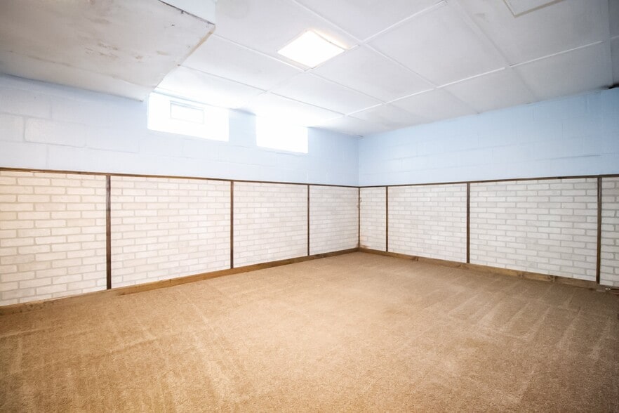 Building Photo - 2424 Lambert Dr
