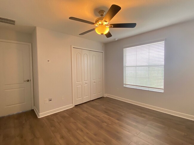 Building Photo - Spacious Waterfront 4BD/2.5BA Single Family Home in Orlando FL!