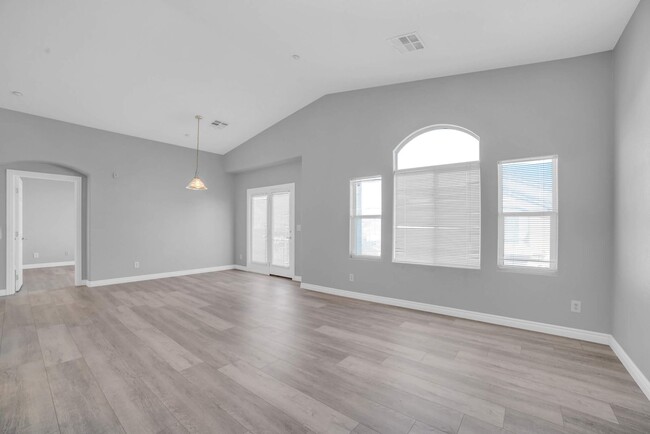 Building Photo - MOVE-IN READY FANTASTIC UPPER LEVEL 2-BEDR...