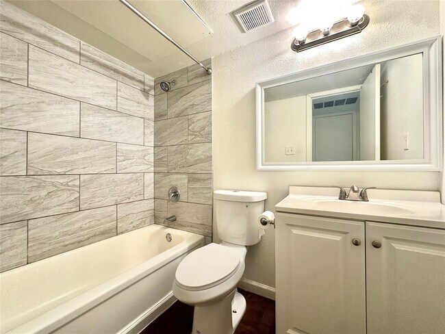 Building Photo - 2207 Leon St