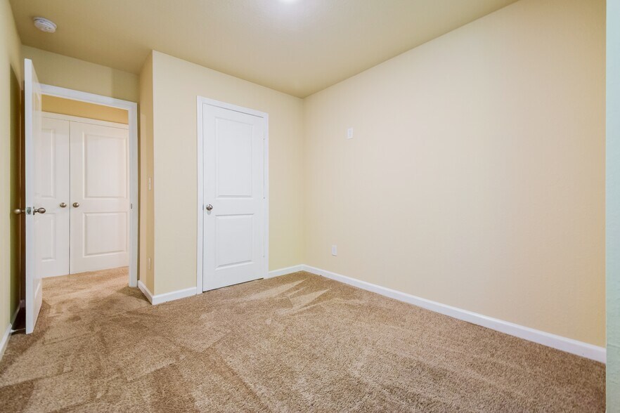 Building Photo - 404 Highwood Ln