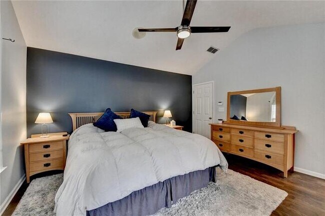 Building Photo - House 3 Beds 3 Baths