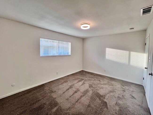 Building Photo - $1,595 Barstow & Minnewawa, 2 bedroom Condo - Clovis / Beautiful Landscaping