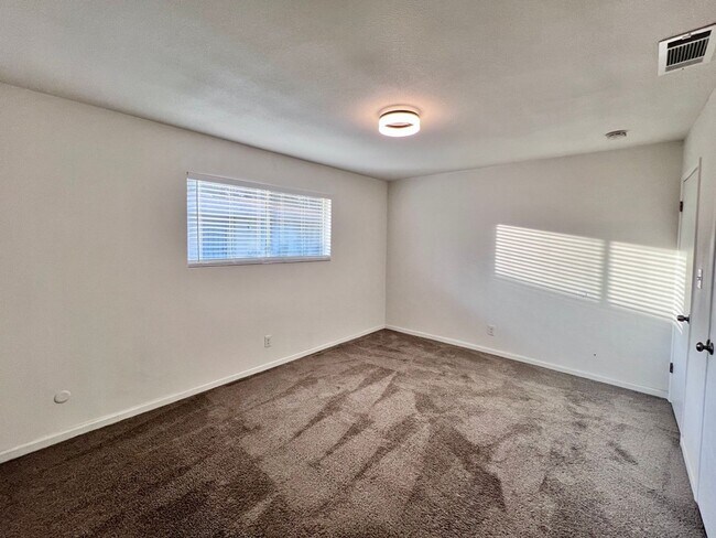 Building Photo - $1,650 Barstow & Minnewawa, 2 bedroom Condo - Clovis / Beautiful Landscaping