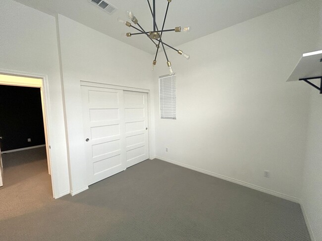 Building Photo - POWELL WAY UNIT 104 CORONA 92883  (3 BED / 2.5 BATH)