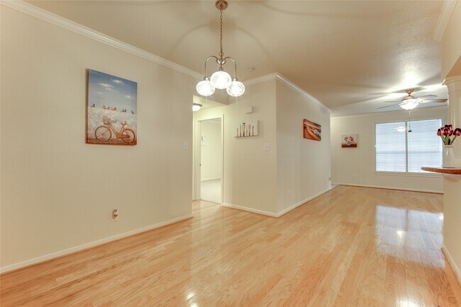 Building Photo - 2255 Braeswood Park Dr