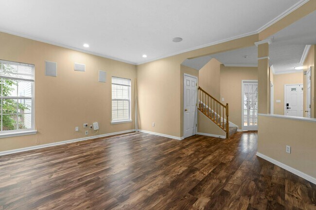 Building Photo - 3510 King Edward Wy