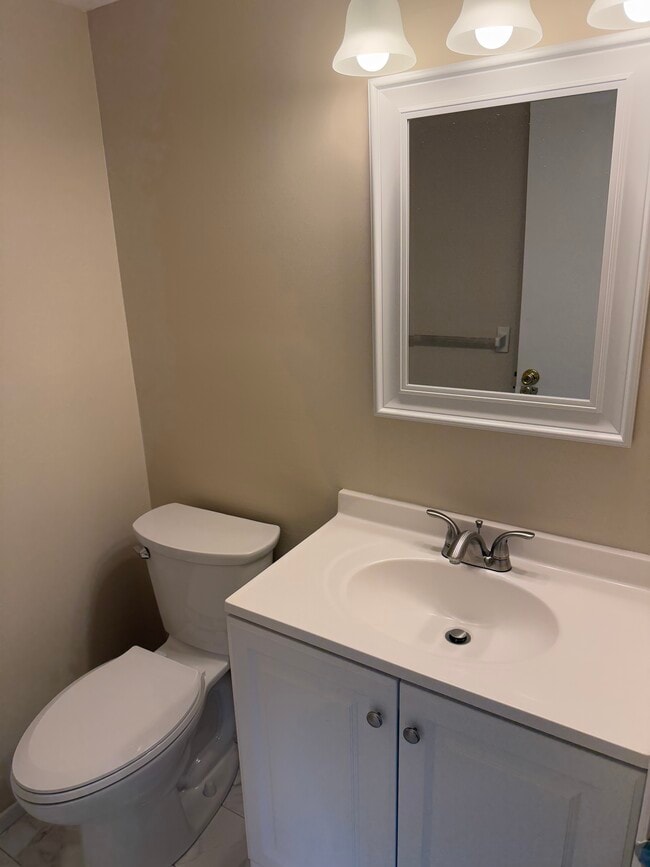 Building Photo - 565A Thrush Ct
