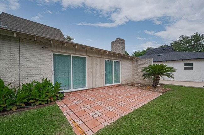 Building Photo - 24 Champions Colony E
