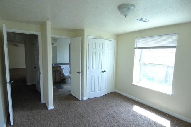 Building Photo - Great 4 Bedroom Now Available
