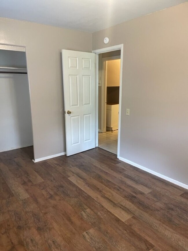 Building Photo - 411 Lindenwood Dr