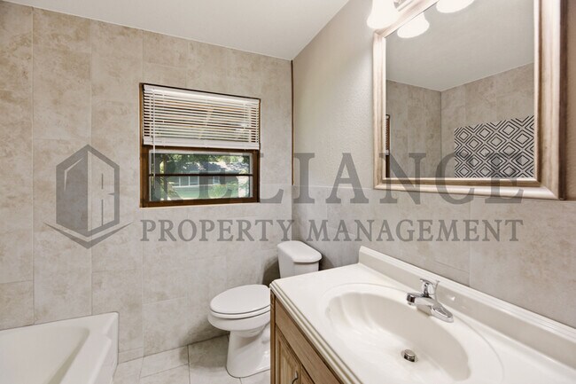 Building Photo - 841 N Country Acres Ave