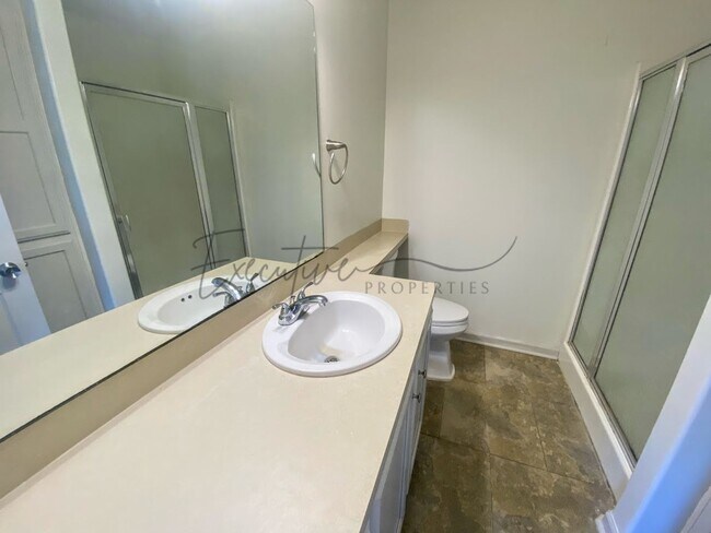 Building Photo - Updated 2-Bed Townhouse Steps from McNeese...