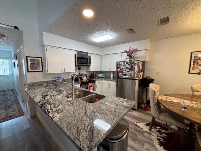 Building Photo - 30 Oak Villa Rd