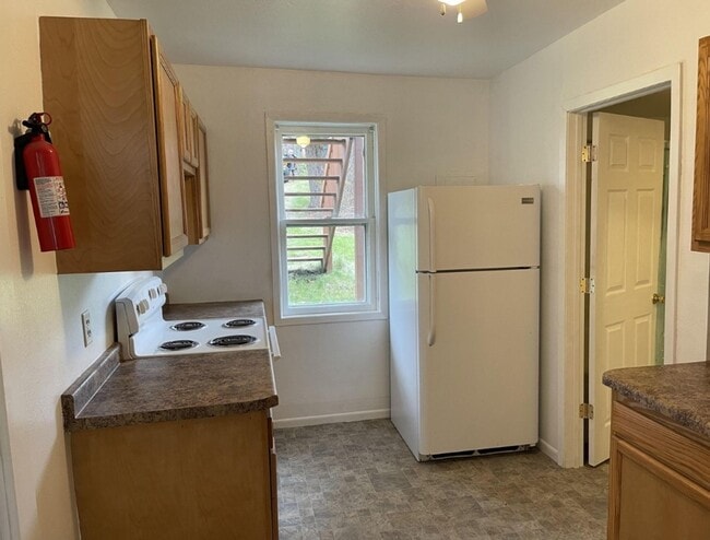 Building Photo - 627 E 5th St