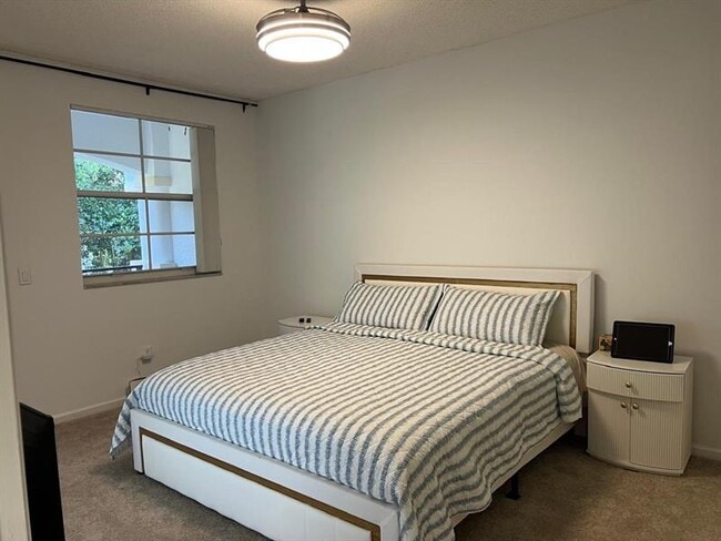 Building Photo - 3205 NE 184th St