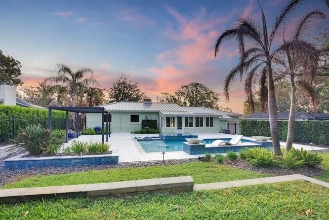 Building Photo - 812 East Blvd